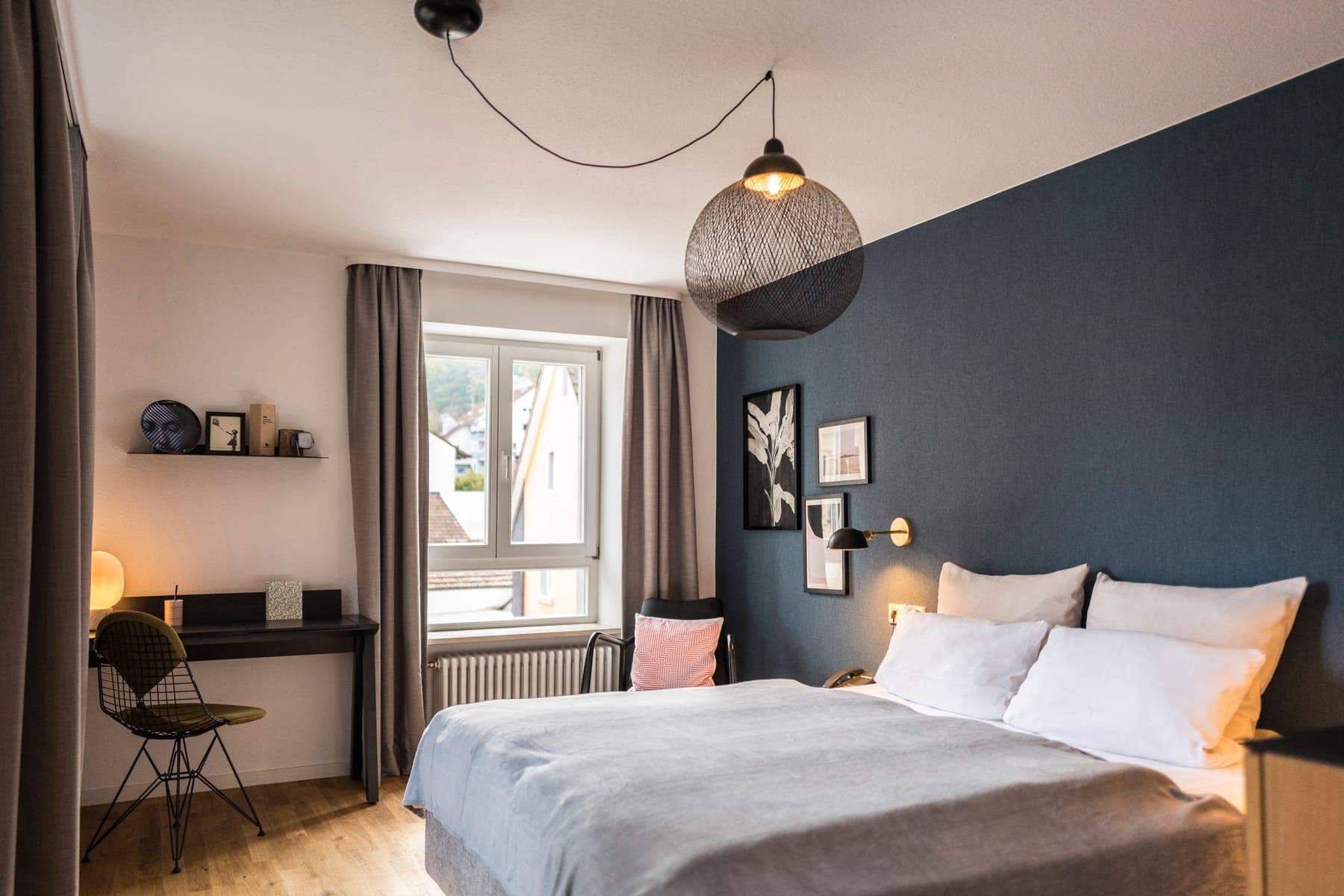 Doppelzimmer der Krone Inzlingen mit blauer Bettwand