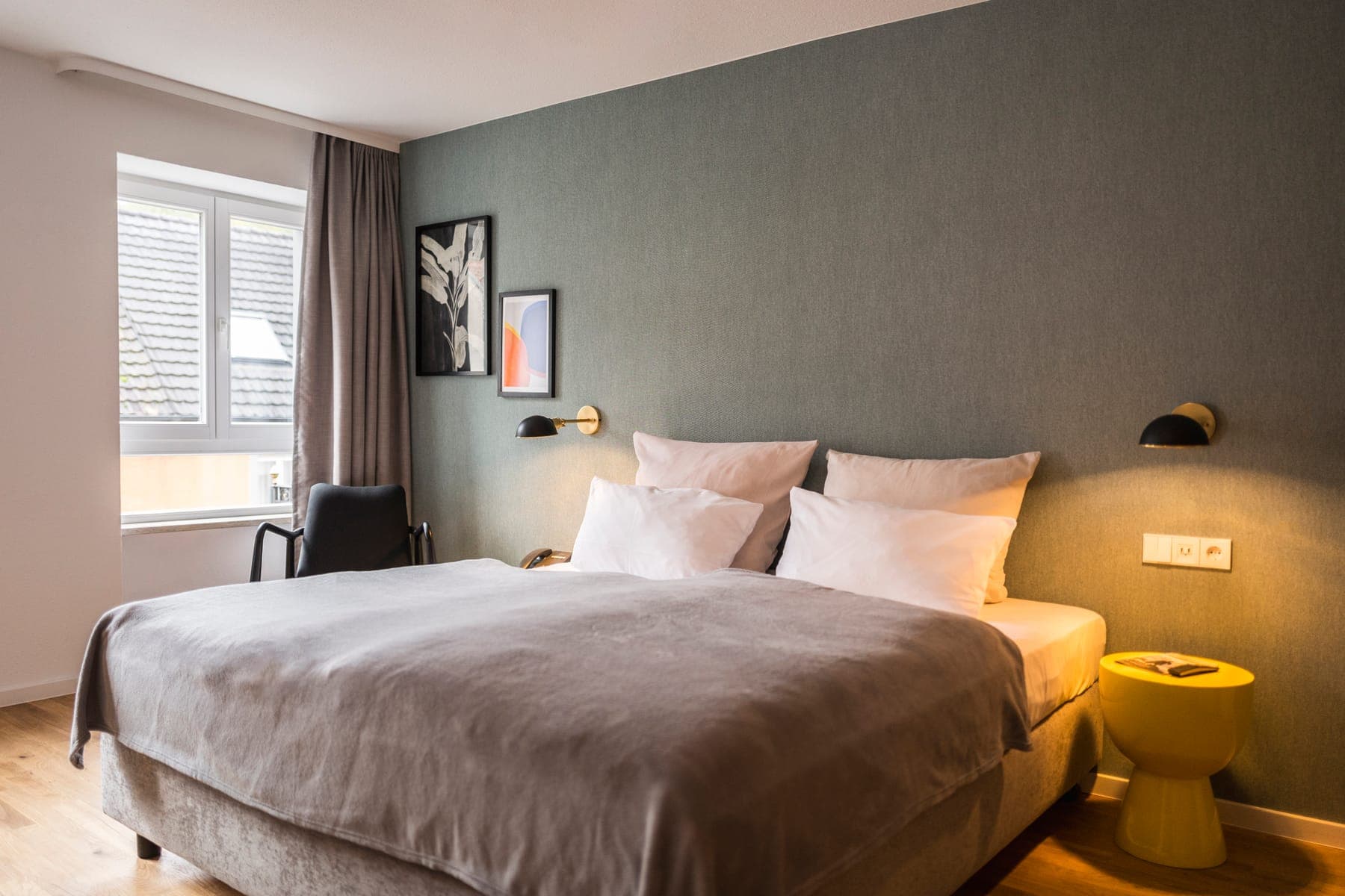 Chambre double de la Krone Inzlingen avec lit boxspring et mur vert