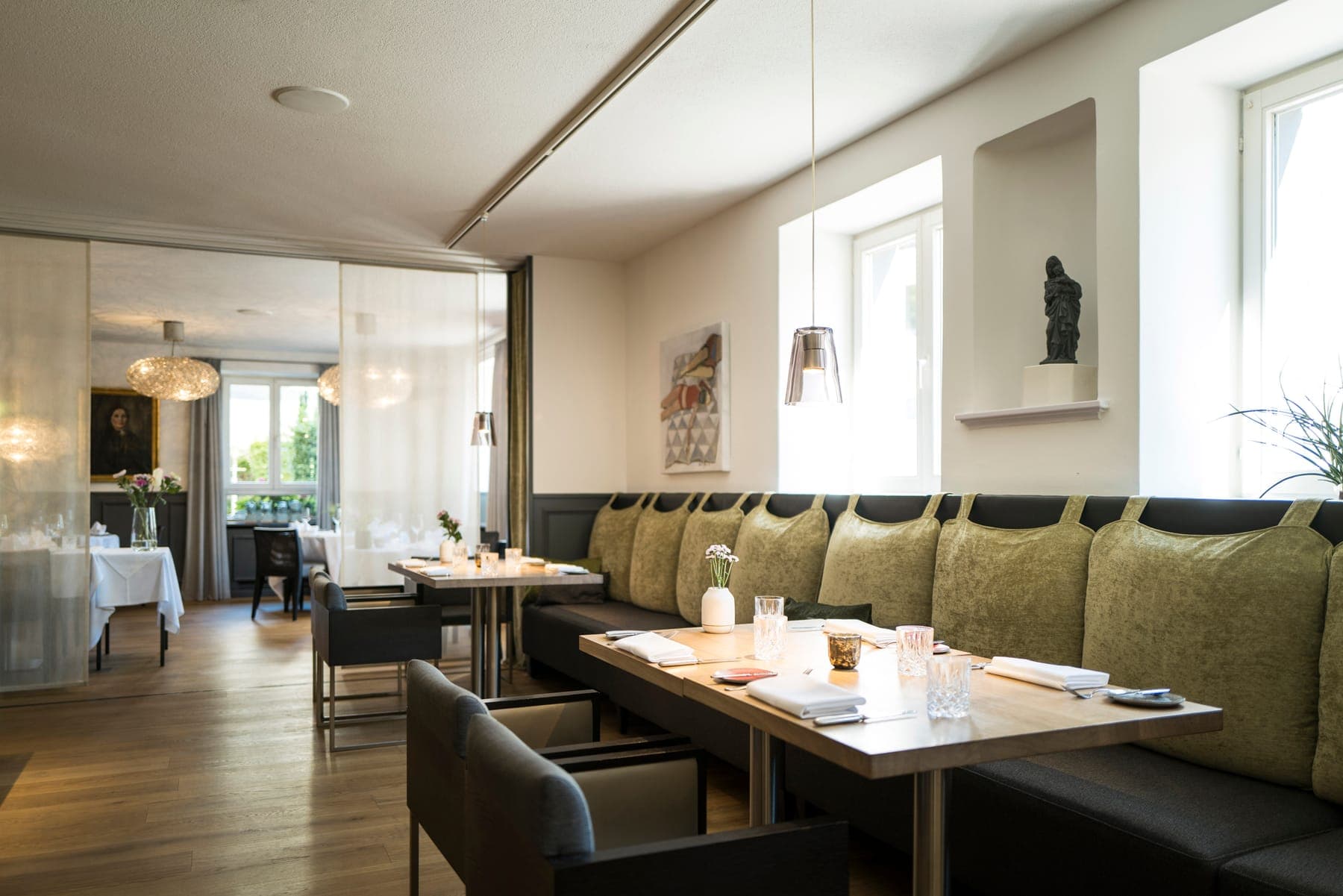 Salle de restaurant du Krone à Inzlingen avec banquette et vue sur la salle attenante