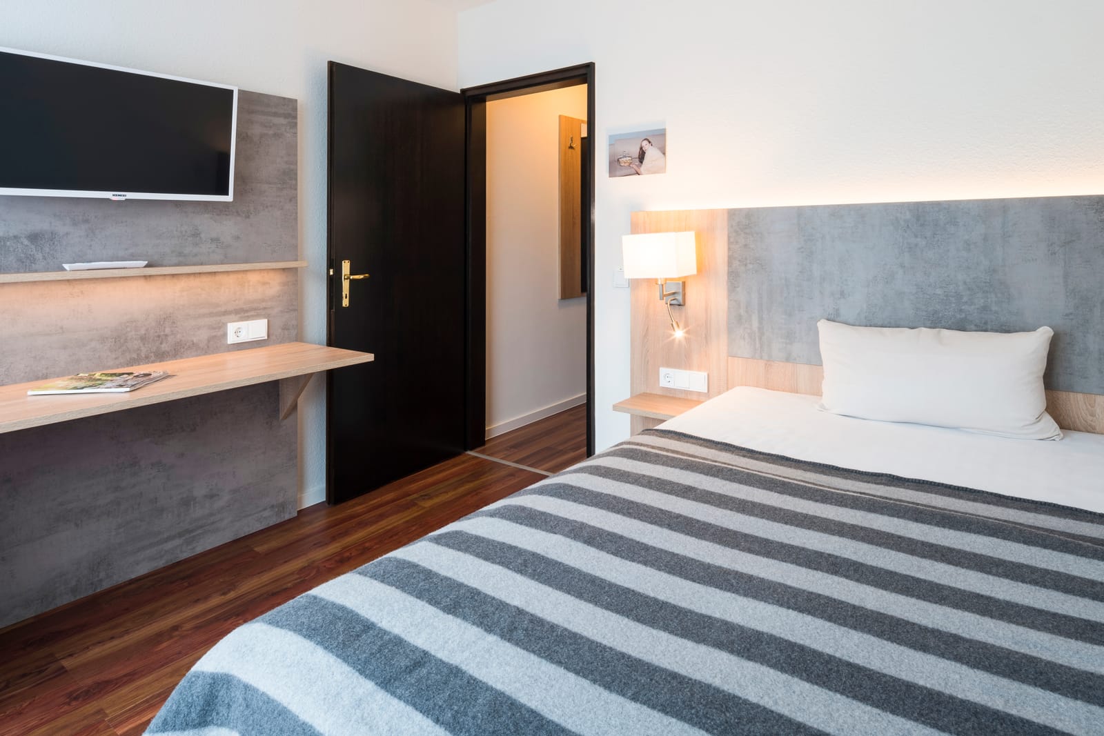 Helles SIDE-Zimmer mit Eiche und Glas im 2places Lörrach
