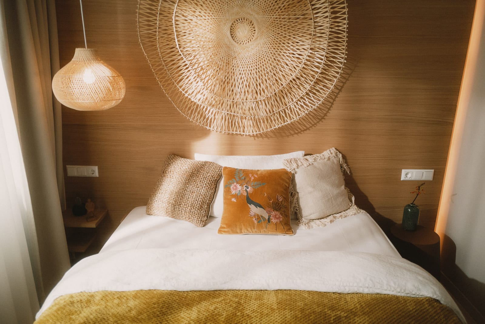 Warmes SOUL-Zimmer mit Rattan-Wandobjekt im 2places Lörrach