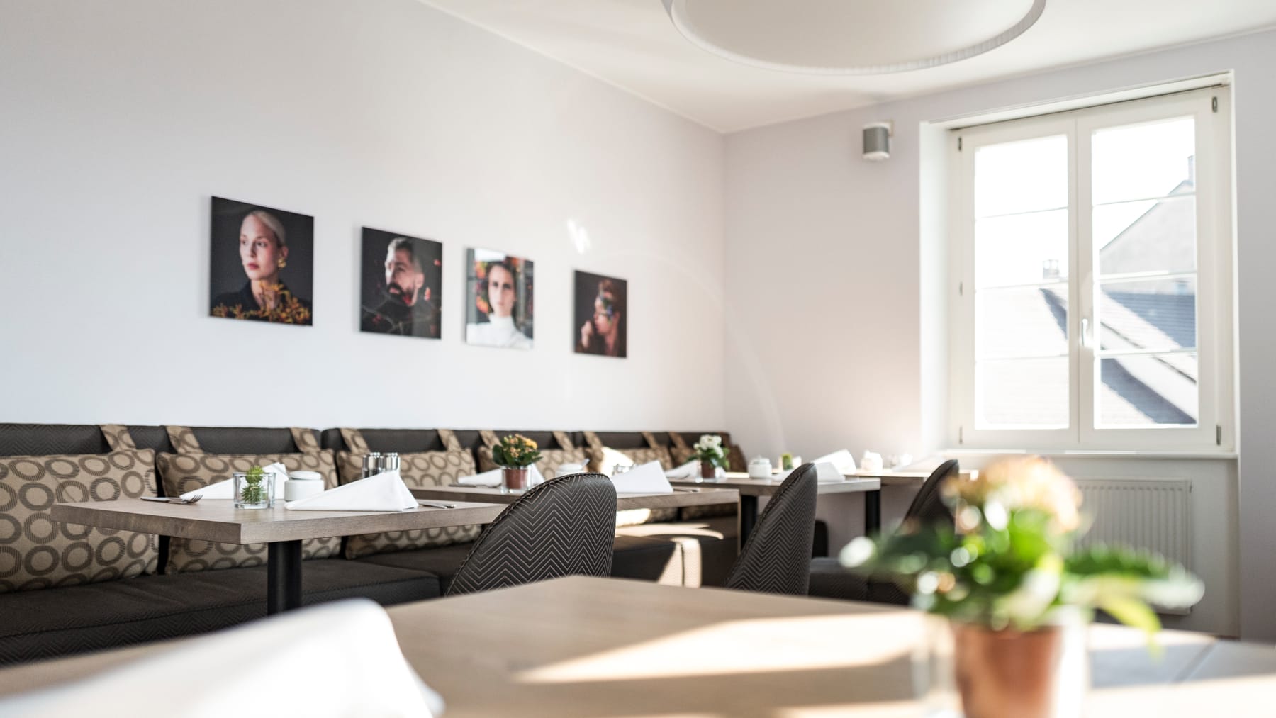 Frühstücksraum des Hotel Drei König mit Kunst an den Wänden